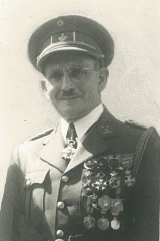 Colonel E. Louis (foto)